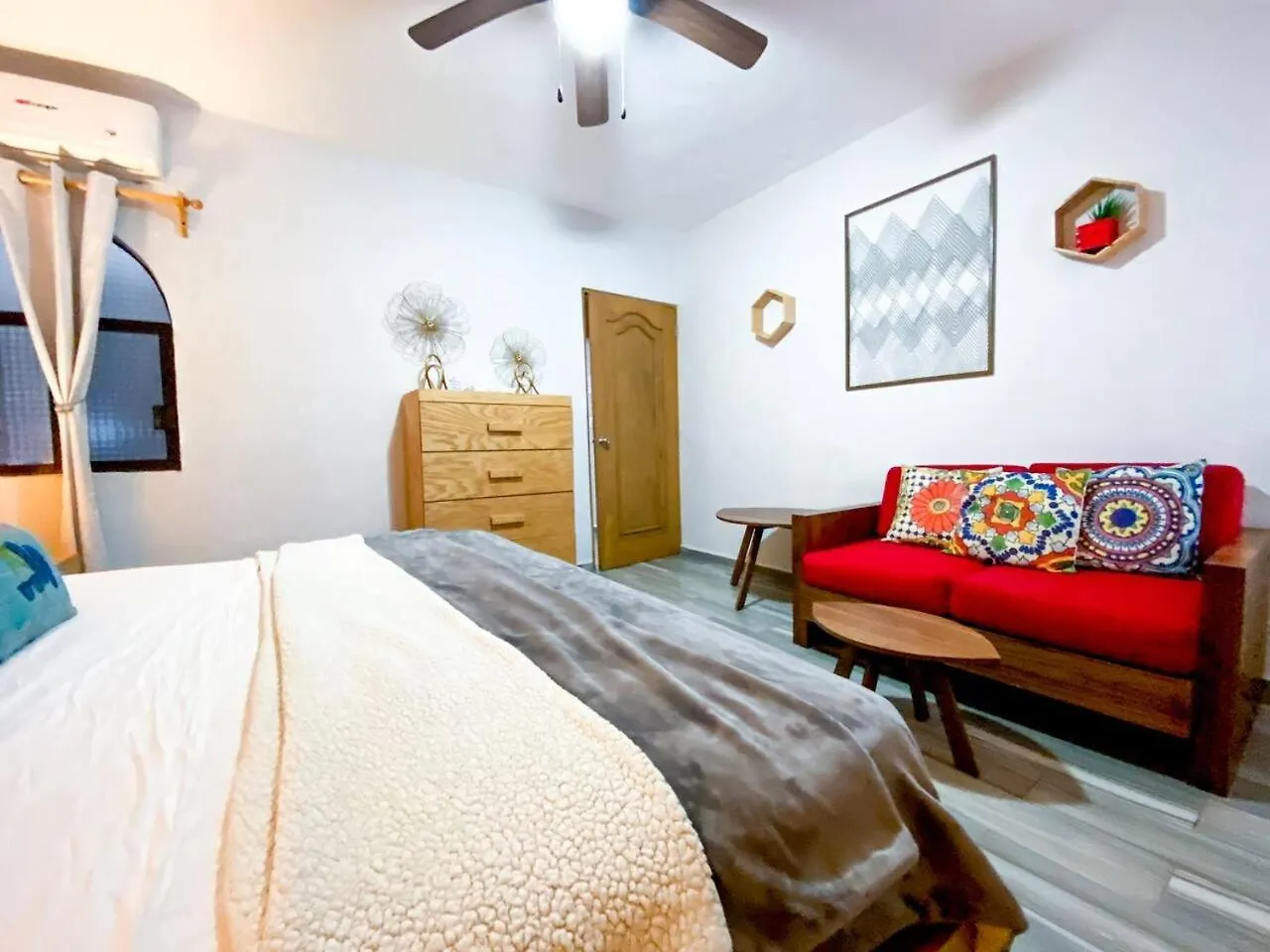 Colorful Hacienda Style 2Br With Pool Steps To Beach Playa del Carmen Daire