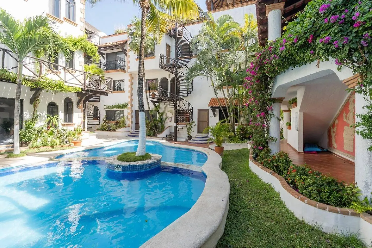Colorful Hacienda Style 2Br With Pool Steps To Beach Playa del Carmen